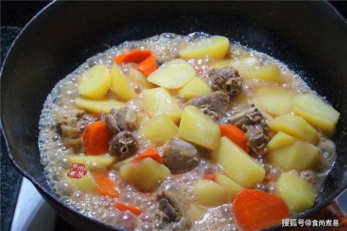 Tuyệt chiêu làm đùi vịt hầm khoai tây đơn giản, đậm đà thơm phức