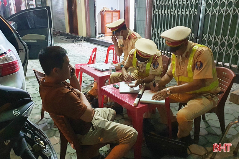 Đêm đầu TP. Hà Tĩnh kiểm tra nồng độ cồn sau dịch Covid, 11 trường hợp vi phạm