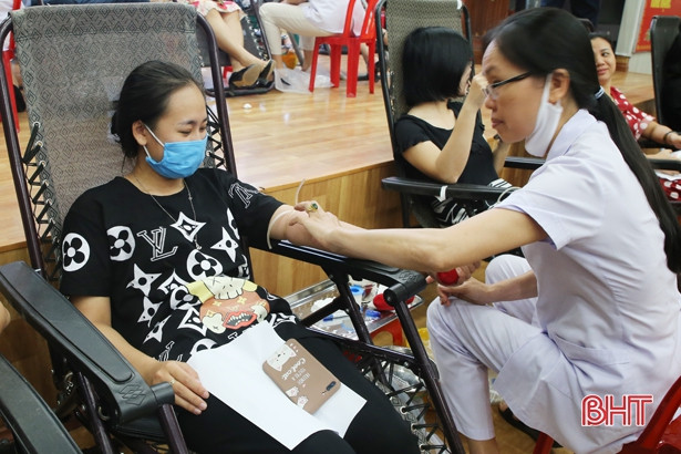 Hơn 100 người tham gia hiến máu hưởng ứng Tháng Nhân đạo
