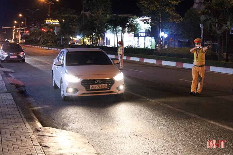 Đêm đầu TP. Hà Tĩnh kiểm tra nồng độ cồn sau dịch Covid, 11 trường hợp vi phạm