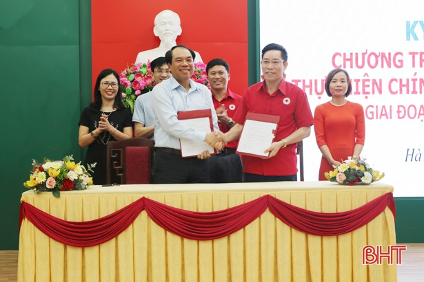 Hơn 100 người tham gia hiến máu hưởng ứng Tháng Nhân đạo