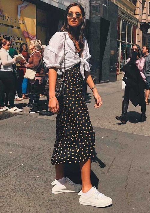 Phối sơ mi cùng váy mùa hè