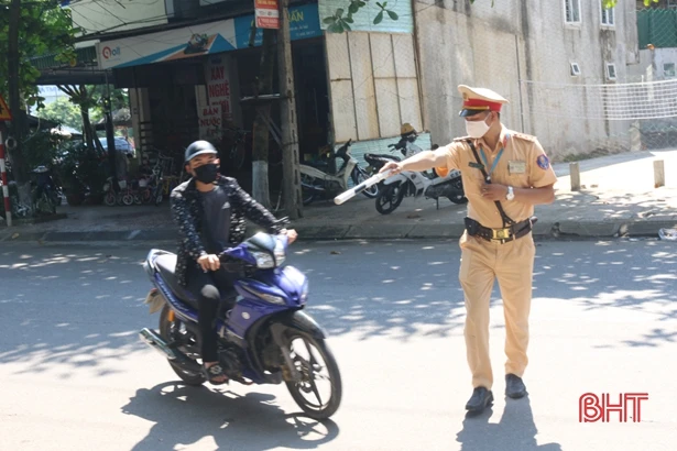CSGT Hà Tĩnh xử lý 206 trường hợp vi phạm trong ngày đầu tổng kiểm soát ô tô, xe máy
