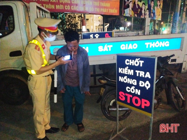 Đêm đầu TP. Hà Tĩnh kiểm tra nồng độ cồn sau dịch Covid, 11 trường hợp vi phạm
