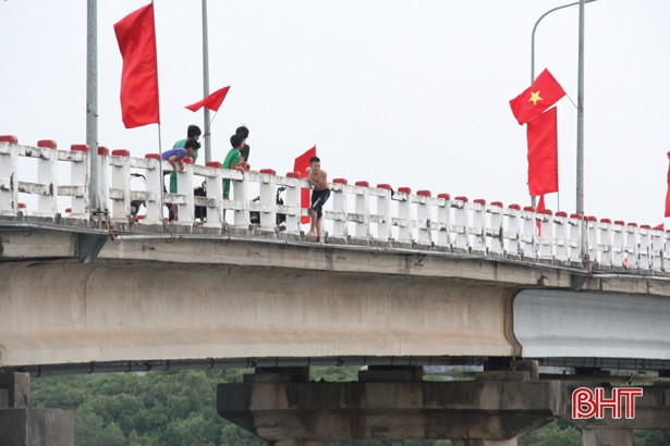 Thi nhau đứng trên cầu lao xuống sông, bất chấp nguy hiểm