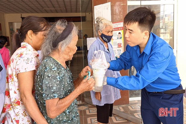 Trao 400 bát cháo tình thương cho bệnh nhân nghèo ở Thạch Hà, Vũ Quang