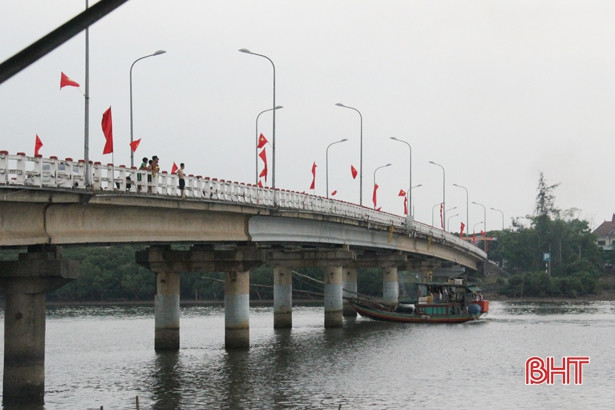 Thi nhau đứng trên cầu lao xuống sông, bất chấp nguy hiểm