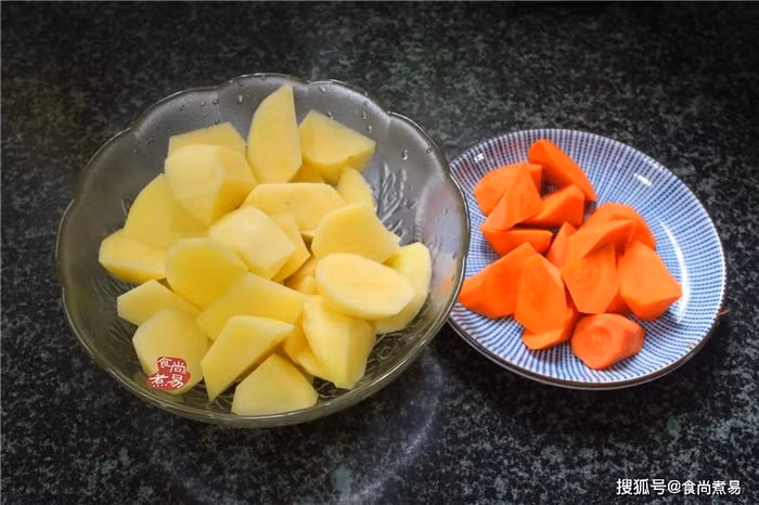 Tuyệt chiêu làm đùi vịt hầm khoai tây đơn giản, đậm đà thơm phức