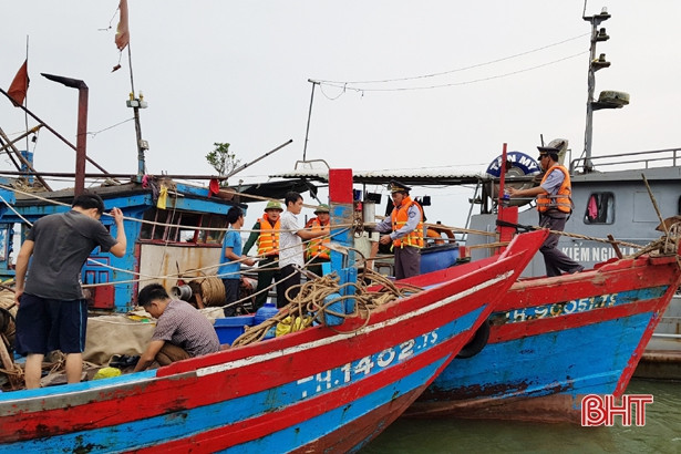 Hà Tĩnh bắt giữ 2 tàu cá Thanh Hóa khai thác hải sản trên vùng biển sai quy định