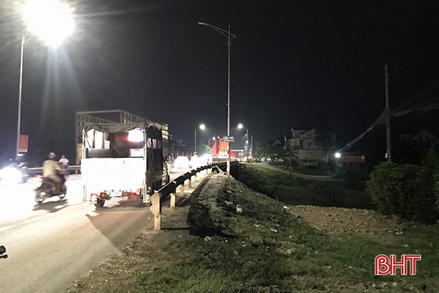 Người đàn ông dũng cảm cứu nữ sinh đuối nước nhận bằng khen của Chủ tịch UBND tỉnh Hà Tĩnh