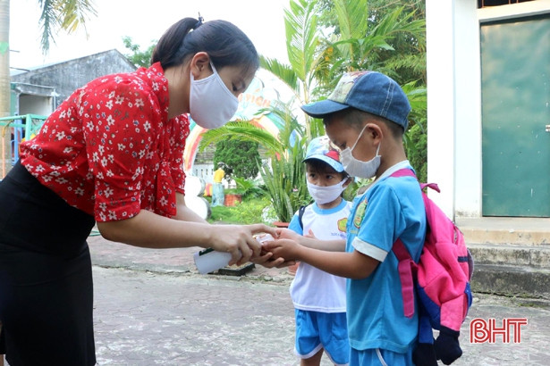 Học sinh Hà Tĩnh trở lại học 2 buổi/ngày