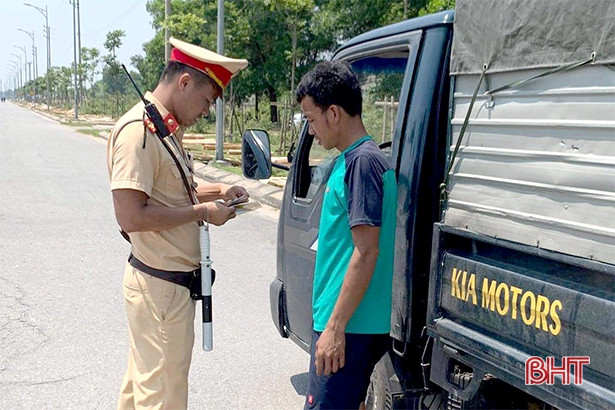 30 trường hợp bị phạt 70 triệu đồng trong 2 ngày đầu Công an TX. Hồng Lĩnh ra quân