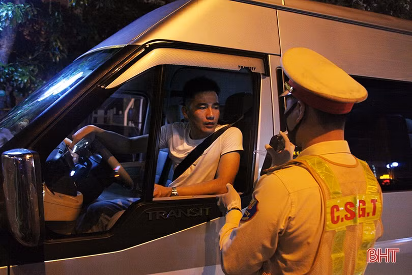 Đêm đầu TP. Hà Tĩnh kiểm tra nồng độ cồn sau dịch Covid, 11 trường hợp vi phạm