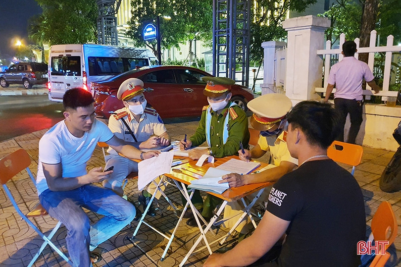 Đêm đầu TP. Hà Tĩnh kiểm tra nồng độ cồn sau dịch Covid, 11 trường hợp vi phạm