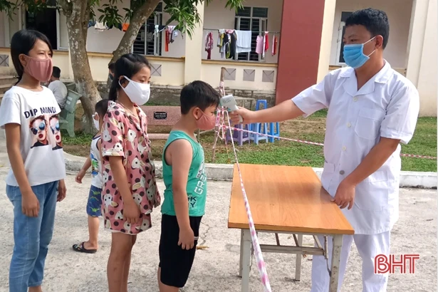 Phòng dịch bệnh mùa hè cho công dân đang cách ly tập trung ở Hà Tĩnh 