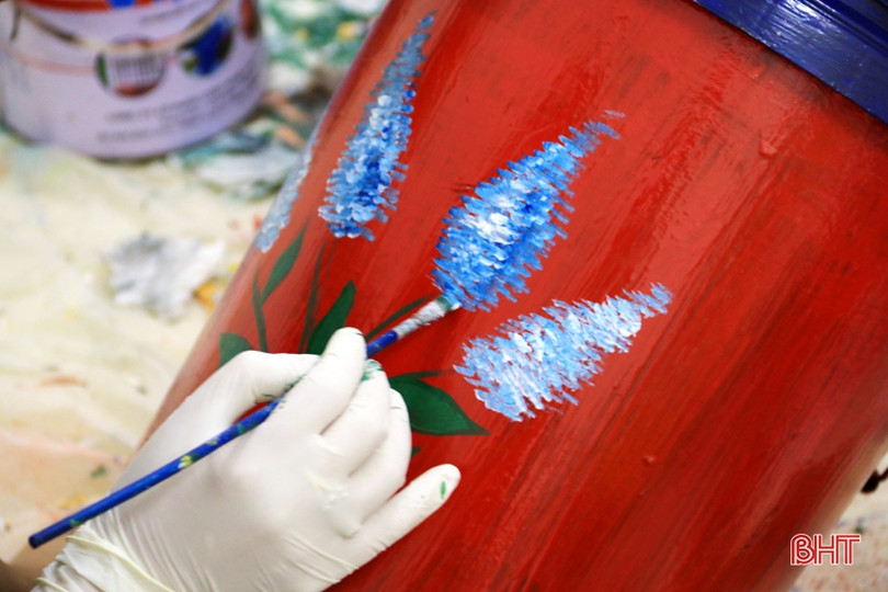 ĐVTN thị xã Kỳ Anh tái chế thùng sơn cũ thành chậu hoa tặng xã nông thôn mới