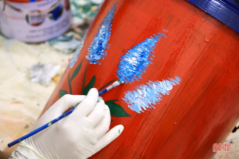 ĐVTN thị xã Kỳ Anh tái chế thùng sơn cũ thành chậu hoa tặng xã nông thôn mới