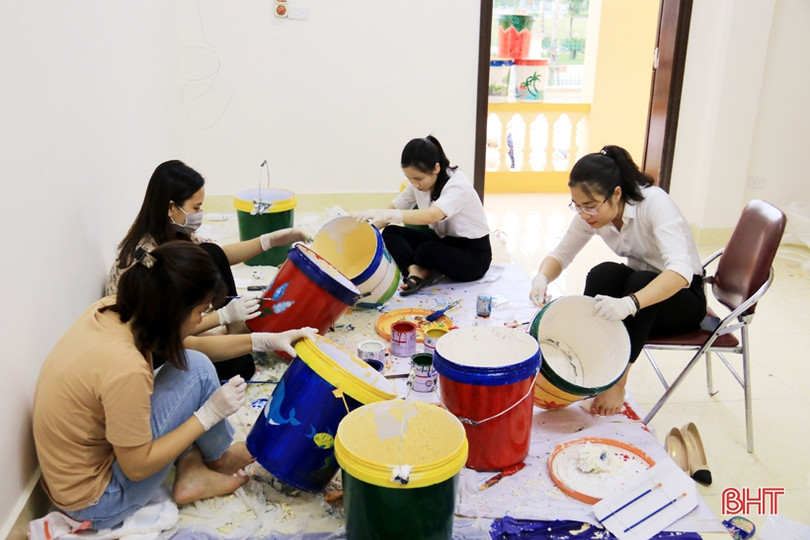 ĐVTN thị xã Kỳ Anh tái chế thùng sơn cũ thành chậu hoa tặng xã nông thôn mới