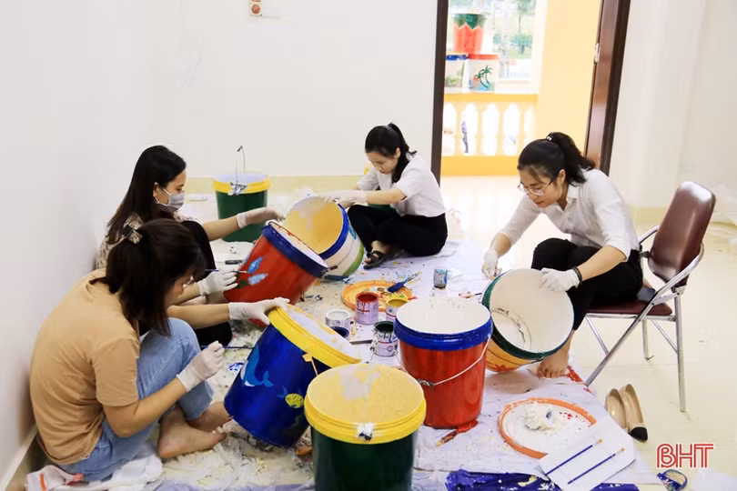 ĐVTN thị xã Kỳ Anh tái chế thùng sơn cũ thành chậu hoa tặng xã nông thôn mới