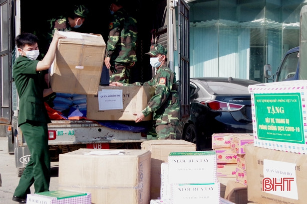 Trao vật tư y tế, lương thực hỗ trợ Lào phòng chống dịch Covid-19