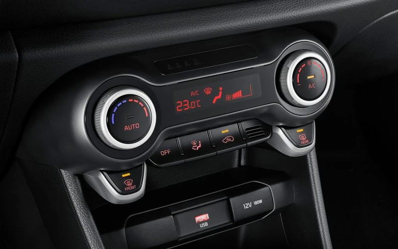 Trời nắng nóng, làm sao để giảm nhiệt cho ô tô khi đỗ ngoài trời?