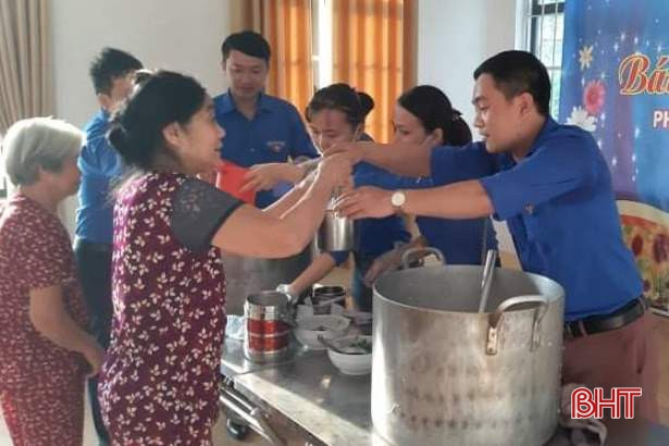 Trao 400 bát cháo tình thương cho bệnh nhân nghèo ở Thạch Hà, Vũ Quang