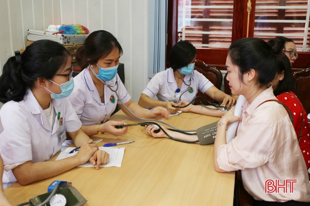 Hơn 100 người tham gia hiến máu hưởng ứng Tháng Nhân đạo