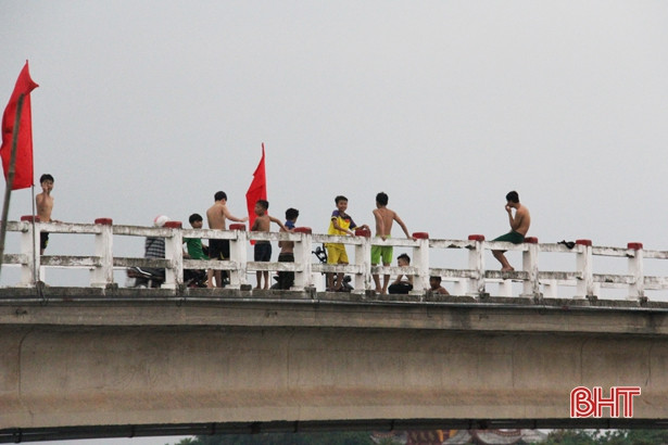 Thi nhau đứng trên cầu lao xuống sông, bất chấp nguy hiểm