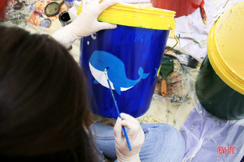 ĐVTN thị xã Kỳ Anh tái chế thùng sơn cũ thành chậu hoa tặng xã nông thôn mới