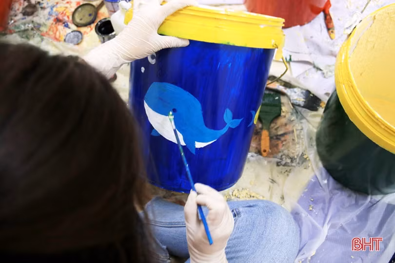 ĐVTN thị xã Kỳ Anh tái chế thùng sơn cũ thành chậu hoa tặng xã nông thôn mới