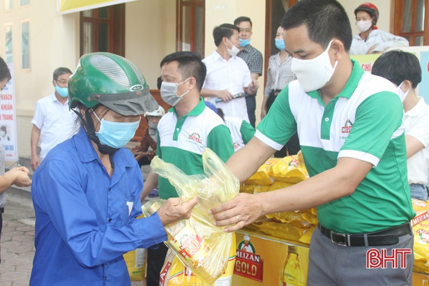 Tập đoàn Wilmar hỗ trợ 2.000 suất quà cho người dân Hà Tĩnh