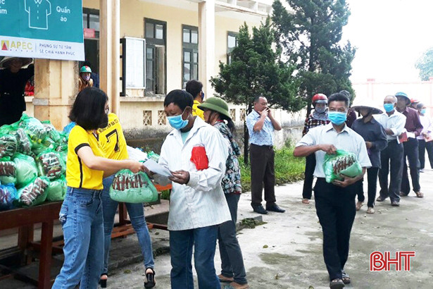 “Siêu thị hạnh phúc 0 đồng” đến với trẻ mồ côi, người có công Hà Tĩnh