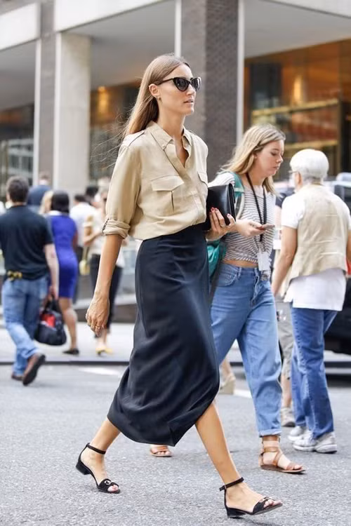 Phối sơ mi cùng váy mùa hè