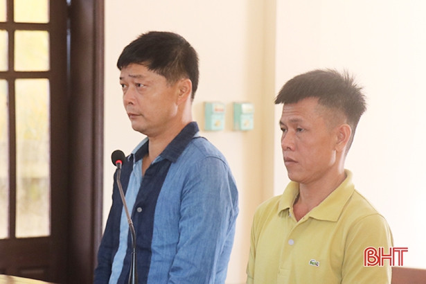 Trộm tiền, vàng, ngoại tệ chia nhau tiêu xài, 2 đạo chích lĩnh 64 tháng tù