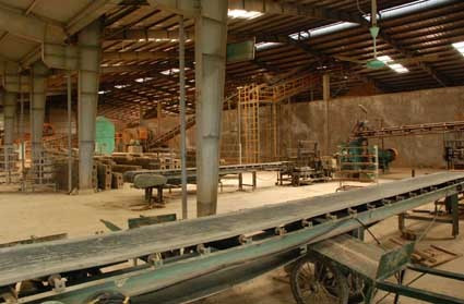 Mất điện thường xuyên không SX được nên nhà kho gạch mộc của Công ty CP Gạch ngói Hà Tĩnh – Đồng Nai trống trơn.