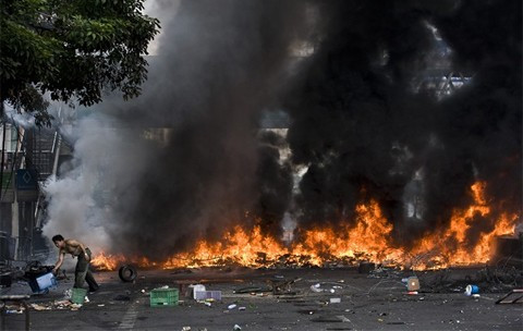 Lửa cháy trên đường phố Bangkok tối qua. Ảnh: AFP.