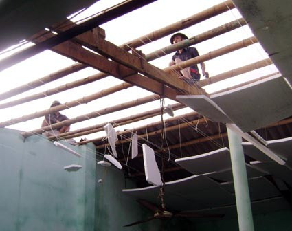 Lốc kèm theo mưa đá làm một ngội nhà ở xã Kỳ Phong bị tốc mái hoàn toàn...