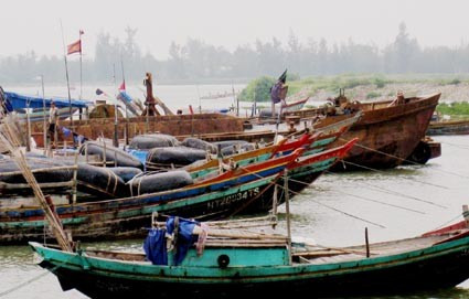 Tàu thuyền neo đậu tại cảnh Cửa SótT (Thạch Kim)