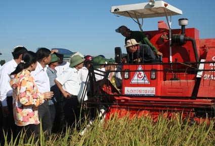 Máy gặt đập liên hợp có thể đưa tới tận các chân ruộng, năng suất cao(5-6 sào/giờ), giúp người nông dân tiết kiệm công sức, thời gian; giảm được sự hao hụt