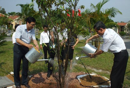 Trồng cây lưu niệm tại khu di tích TBT Hà Huy Tập