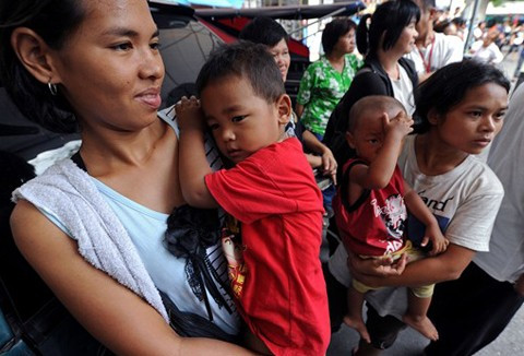 Những người mẹ thuộc phe áo đỏ mang cả con đi biểu tình và ở trong trại của họ tại Bangkok. Ảnh: AFP.