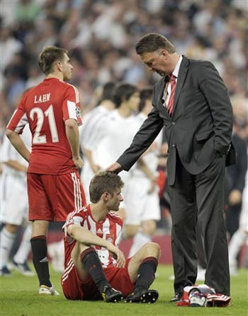 HLV Van Gaal an ủi học trò. Bayern dẫu sao cũng đã có một mùa giải nỗ lực và đáng ngợi khen.