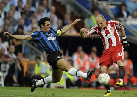 Robben (phải) rất nỗ lực nhưng mình anh không thể làm nên mùa xuân cho Bayern.