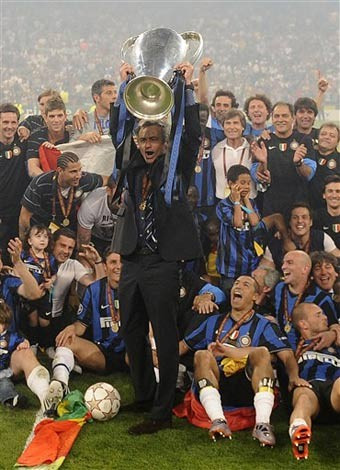 Thầy trò Mourinho nâng cup.