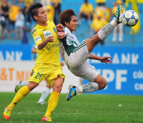 Navibank Sài Gòn (áo trắng xanh) sẽ giải tán nếu không tìm được đơn vị tiếp nhận. Ảnh: Hoàng Hà. Navibank Sài Gòn (áo trắng xanh) sẽ giải tán nếu không tìm được đơn vị tiếp nhận. Ảnh: Hoàng Hà.