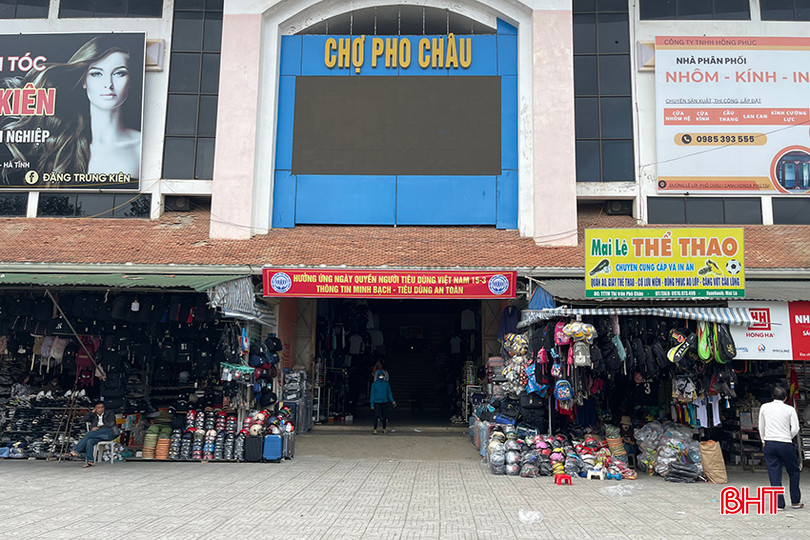 Ban Quản lý chợ Phố Châu treo băng rôn, pano tuyên truyền Ngày Quyền của người tiêu dùng Việt Nam. 5.jpg