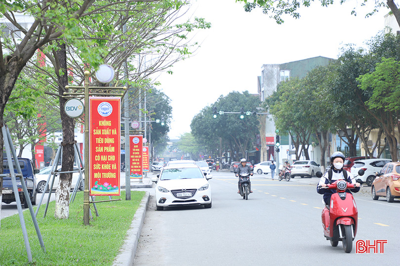 Hơn 200 cờ phướn tuyên truyền Ngày Quyền của người tiêu dùng được treo trên các tuyến phố, địa điểm công cộng... tại TP Hà Tĩnh. 9.jpg