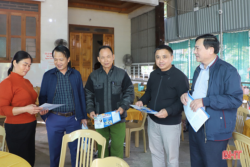 Hội Bảo vệ quyền lợi người tiêu dùng tỉnh phát tờ rơi tuyên truyền cho người dân. 3.jpg
