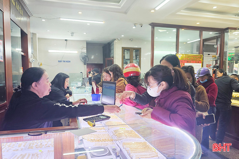 Lượng khách giao dịch tại các tiệm thời điểm này chủ yếu là mua vàng. 9.jpg