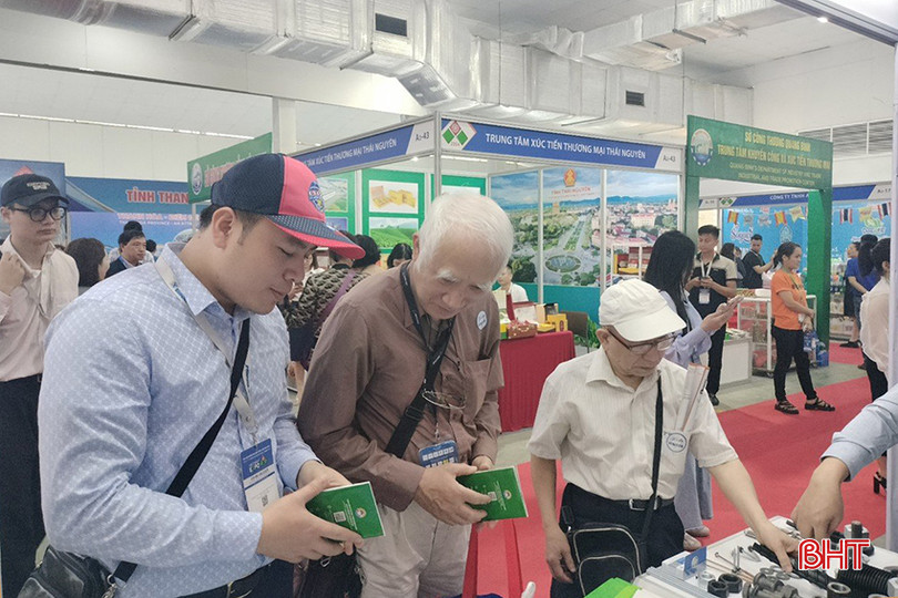 Khách hàng tìm hiểu thông tin xúc tiến đầu tư, thương mại tại gian hàng Hà Tĩnh. 3.jpg